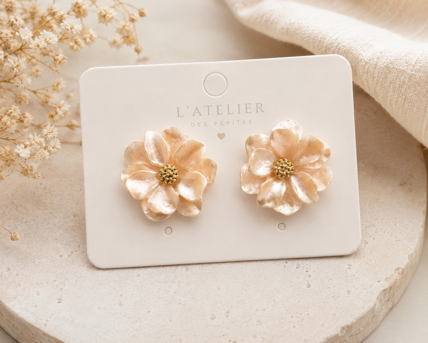 ✨ Boucles d'oreilles Fleur Nacrée – L'Atelier des Pépites