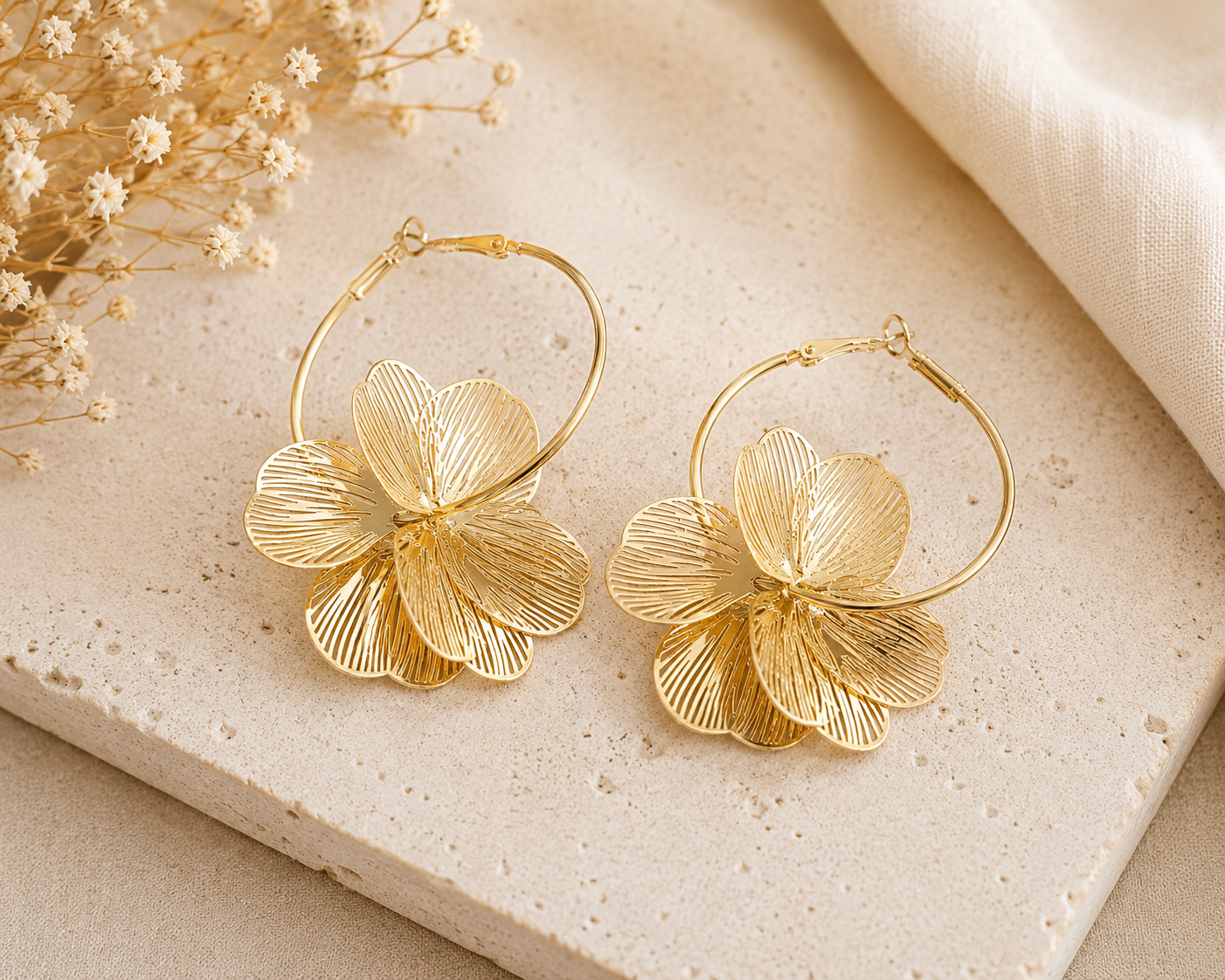 ✨ Boucles d'oreilles Créoles Fleur Dorée – L'Atelier des Pépites